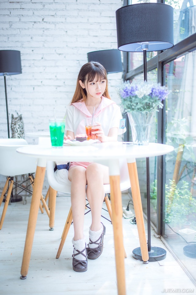 “蜀中已在掌控，但要防备荆州，诸葛亮此人，大局观极强，如今联盟既然破裂，定会极力劝刘备返回荆襄，当命士元、孝直尽快将程度占据，莫要再给对方机会，只要蜀中在握，天下大势便尽在主公掌握，至于荆襄，伏德这颗棋子，是时候用了。”贾诩微笑着看向吕布道。